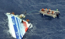 Photo de la marine brésilienne publiée le 8 juin 2009 montrant des plongeurs en train de récupérer une dérive de l'avion A330 d'Air France qui s'est écrasé dans l'Atlantique le 1er juin 2009