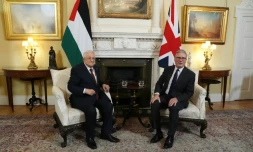 Le Premier ministre britannique Keir Starmer (d) et le président palestinien Mahmoud Abbas lors de leur rencontre au 10 Downing Street, le 8 septembre 2025 à Londres