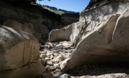 Le lit asséché de la riviÚre Doubs à Ville-du-Pont, le 9 juillet 2026 dans le Doubs