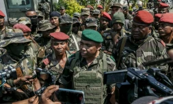 Des membres d'une unité de l'armée malgache parlent à la presse près de leur camp situé près d'Antananarivo, le 11 octobre 2025