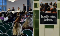 Des personnes assistent à une réunion de la "Commission Independante sur l'Inceste et les Violences Sexuelles faites aux Enfants" (Ciivise), le 21 septembre 2022 à Paris