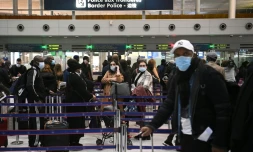 Des voyageurs font la queue devant la police des frontiÚres pour montrer leurs documents les autorisant à voyager, le 1er février 2021 à l'aéroport de Roissy