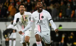 Le milieu néerlandais du Paris Saint-Germain Georginio Wijnaldum célÚbre le but de l'égalisation à Lens en L1 le 4 décembre 2021
