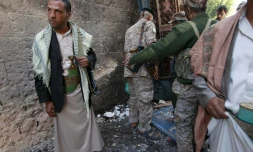 Des rebelles chiites Houthis sur le lieu de l'attentat commis le 24 septembre 2015 à Sanaa