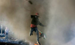 Un palestinien jette des pierres avec une fronde pour protester contre l'occupation israélienne à al-Bireh dans la banlieue de Ramallah, le 29 novembre 2015