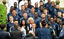 Le président français Emmanuel Macron pose avec l'équipe de France, le 5 juin 2018 à Clairefontaine