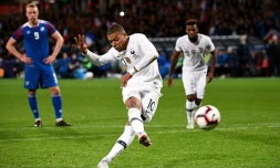 L'attaquant Kylian Mbappé (c), en marquant notamment un penalty, avait fait une entrée décisive lors du dernier match contre l'Islande (2-2), le 11 octobre 2018 à Guingamp