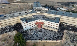 Vue aérienne de la foule rassemblée aux abords de la prison de Saydnaya à Damas, le 9 décembre 2024.