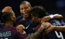 Dani Alves, Kylian Mbappé et Edinson Cavani fêtent un but face au Bayern Munich, au Parc des Princes le 27 septembre 2017