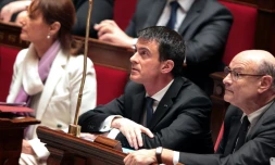 Le Premier ministre français Manuel Valls (centre) à l'Assemblée nationale à Paris, le 2 mars 2016