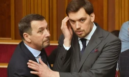 Le Premier ministre ukrainien Oleksiï Gontcharouk (d) au Parlement à Kiev, le 17 janvier 2020