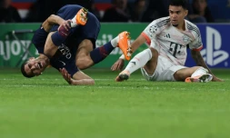 Le défenseur du Paris SG Achraf Hakimi (G) blessé lors de la défaite contre le Bayern Munich (2-1) à la suite d'un tacle de l'attaquant Luis Diaz (D), le 4 novembre 2025 au Parc des Princes