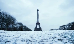 Le Champ de Mars sous la neige Ă Paris, le 9 janvier 2024