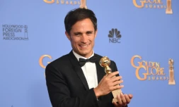 Gael Garcia Bernal pose après avoir reçu l'Oscar du meilleur acteur de série dans la catégorie comédie pour son rôle dans "Mozart In The Jungle" le 20 janvier 2015 à Beverly Hills
