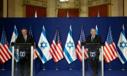 Le secrétaire d'Etat américain Mike Pompeo (G) et le Premier ministre israélien Benjamin Netanyahu (D) lors d'une conférence de presse le 18 novembre 2020 à Jérusalem