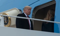 Le président américain Donald Trump monte à bord de l'avion Air Force One, le 10 février 2017, de la base Andrews dans le Maryland