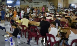 Des personnes évacuées installées dans un gymnase transformé en centre d'accueil temporaire aprÚs un incendie à ArgelÚs-sur-Mer, le 15 août 2023 dans les Pyrénées-Orientales