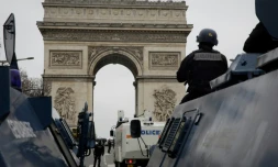 Les forces de l'ordre stationnées sur les Champs-Elysées à Paris lors d'une manifestation de "gilets jaunes", le 12 janvier 2019