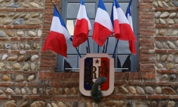 Des drapeaux tricolores pavoisent la mairie de Perpignan, le 9 mars 2020