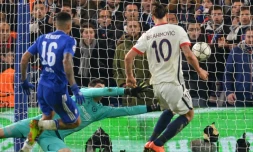 L'attaquant suédois du PSG Zlatan Ibrahimovic (d), le 9 mars 2016 à Londres