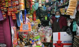 Margarita Avila dans son épicerie du Mercado Lanza à La Paz, le 20 novembre 2024 en Bolivie