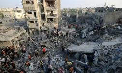 Des Palestiniens fouillent les décombres d'immeubles touchés par une frappe israélienne sur le camp de réfugis de Maghazi, dans le centre de la bande de Gaza, à la recherche de survivants le 5 novembre 2023