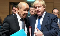 Le ministre français des Affaires étrangÚres Jean-Yves Le Drian (g) et son homologue britannique Boris Johnson, le 16 avrli 2018 à Luxembourg