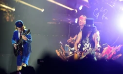 Le guitariste d'AC/DC  Angus Young (g) et le chanteur Axl Rose (c) à Indio en Californie, le 16 avril 2016