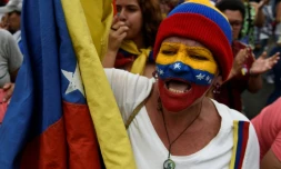 Une manifestante pro-Guaido lors d'un meeting à Los Teques, au Venezuela, le 30 mars 2019
