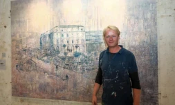 L'artiste britannique Tom Young devant l'une de ses oeuvres exposées à l'hôtel Sofar, le 21 septembre 2018 à Sofar, au Liban