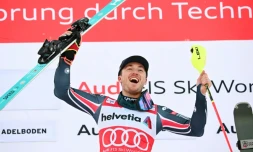 Paco Rassat célèbre sa victoire en slalom sur le podium d'Adelboden, en Suisse, le 11 janvier 2026