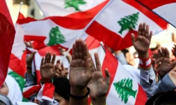 Des étudiants libanais agitent des drapeaux libanais lors d'une manifestation antigouvernementale à Saïda, dans le sud du Liban, le 6 novembre 2019