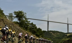 Le peloton du Tour de France près du viaduc de Millau, le 18 juillet 2015