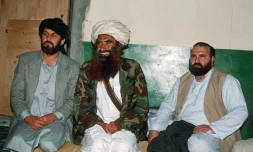 Photo du 2 avril 1991 de Jalaluddin Haqqani (centre), chef d'un puissant réseau, avec deux autres commandants de la rebellion, Amin Wardak et Abdul Haq, dans sa base de Miranshah au Pakistan