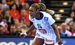 La rage de la Française Kalidiatou Niakaté après un but face à la Norvège en final du Mondial de hand féminin, le 17 décembre 2017 à Hambourg