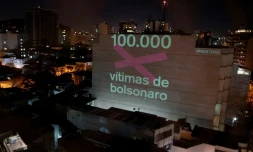 Projection lumineuse sur un mur dans un quartier de Rio de Janeiro, le 8 août 2020 du nombre de 100.000 morts "victimes de Bolsonaro"