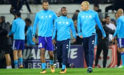 Le défenseur de l'OM Patrice Evra (c), accompagné par des coéquipiers, quitte le terrain de jeu, après une altercation avec un supporter, le 2 novembre 2017 à Guimaraes, au Portugal