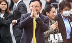 L'ancien Premier ministre thaïlandais Thaksin Shinawatra et sa fille Paetongtarn Shinawatra arrivent à la Cour suprême à Bangkok, le 9 septembre 2025