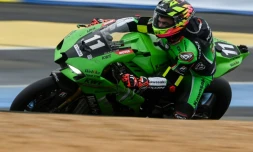 La Kawazaki N°11 du Français Mike Di Meglio lors des 24 Heures motos, au Mans, le 20 avril 2025