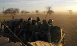Des soldats maliens patrouillent le 2 novembre 2017 au Mali. 
