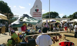 - Sur la route menant aux mines de saphirs d'Ambondromifehy