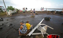 Dimanche 13 mai 2007 -

Une forte houle générant des vagues de 10 métres a déferlé sur les côres Ouest et Sud dévastant tout sur son passage