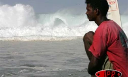 Dimanche 13 mai 2007 -

Une forte houle générant des vagues de 10 métres a déferlé sur les côres Ouest et Sud dévastant tout sur son passage
