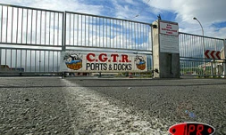 À l'appel de la CGTR ports et docks, les dockers sont en grève depuis ce mercredi 7 mai 2003 au matin. Les pilotes de remorqueurs se sont associés au mouvement. Après le fret aérien, c'est maintenant toute l'activité portuaire qui est paralysée