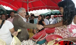 Vendredi 6 mai 2005 -

Dominique Stauss-Kahn (PS) en campagne à La Réunion pour le &quot;oui&quot; à la constitution européenne