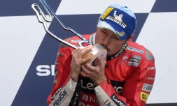 L'Australien Jack Miller (Ducati) embrasse son trophée du GP de France MotoGP, sur le circuit Bugatti du Mans, le 16 mai 2021