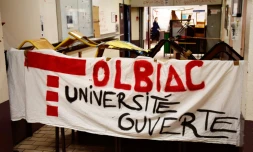 Banderole déployée le 4 avril 2018, sur une barricade de tables et de chaises, par les étudiants de Tolbiac (Paris I) qui protestent contre la réforme de l'entrée à l'université  