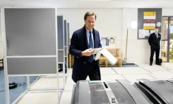 Le Premier ministre néerlandais Mark Rutte vote lors d'élections provinciales, le 20 mars 2019 à La Haye