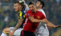L'attaquant de Manchester United Zlatan Ibrahimovic (d) à la lutte avec le défenseur et le gardien de Fernerbahçe, respectivement Martin Skrtel (c) et Volkan Demirel (g) en Europa League, le 3 novembre 2016 à Istanbul