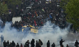 Des heurts entre policiers et manifestants en marge d'une manifestation contre la loi travail à Paris, le 28 avril 2016